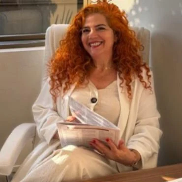 Dra. Fátima Oliveira em um ambiente profissional acolhedor