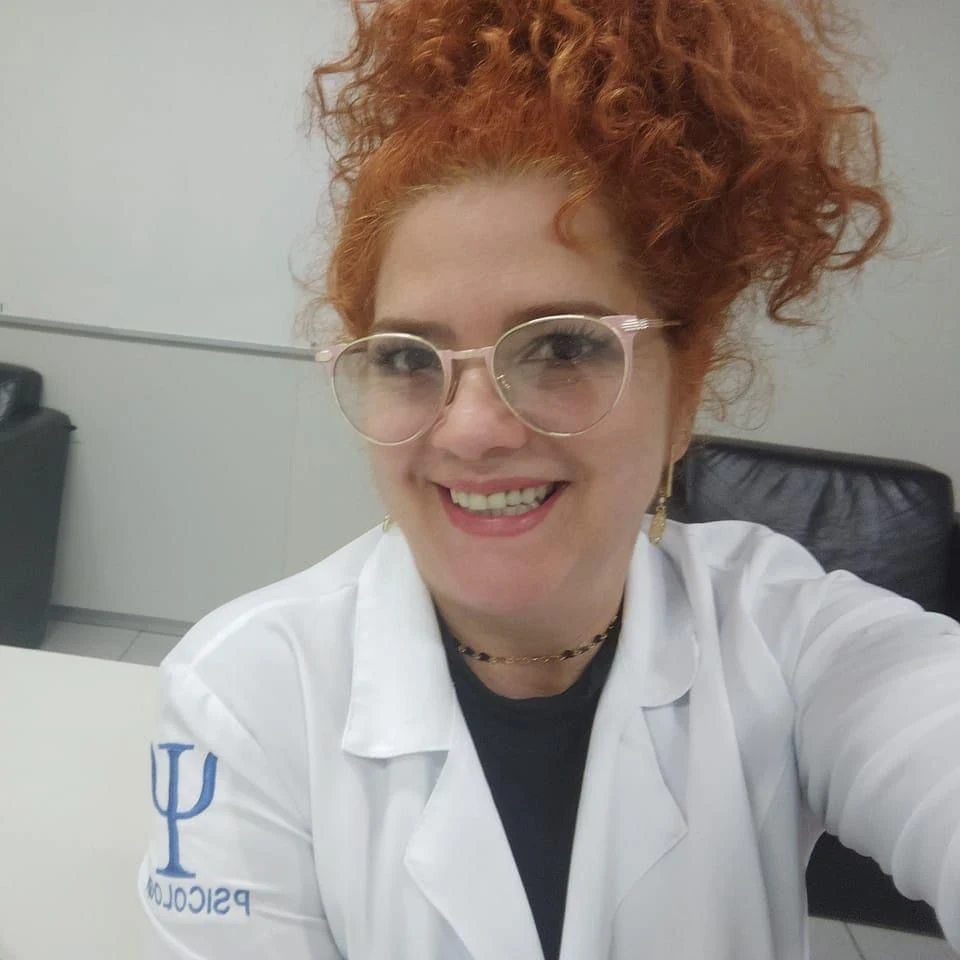 Psicóloga Fátima Oliveira sorrindo